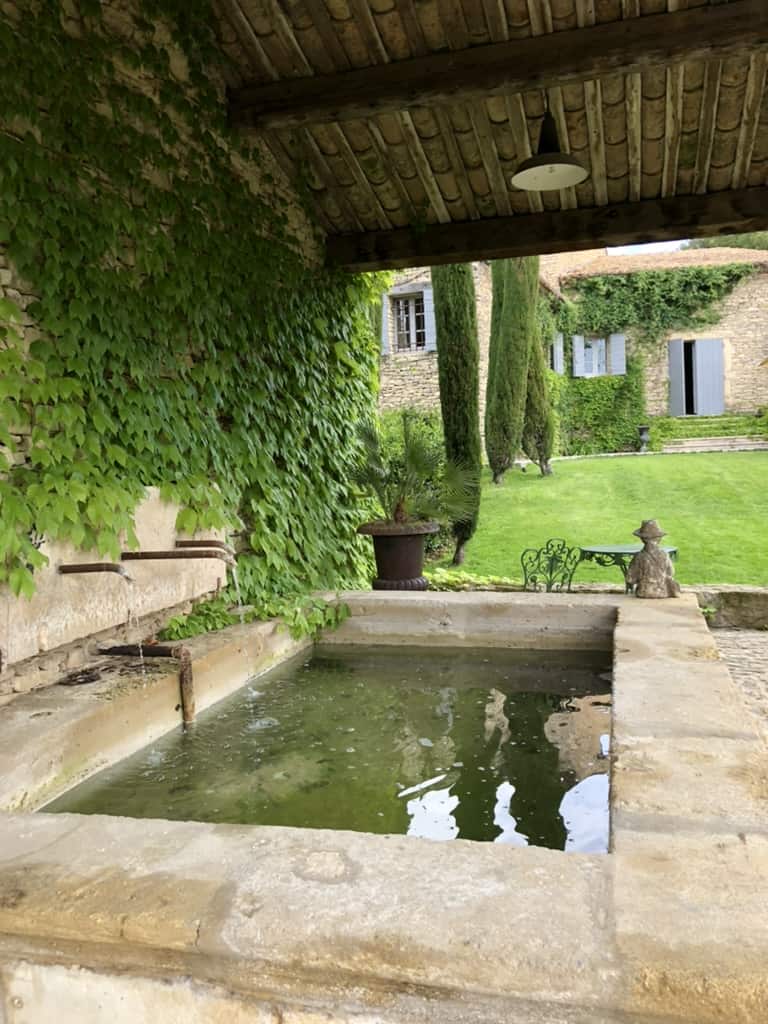 Gordes Hotel - Villa Hautvallon photo of its garden and fountain