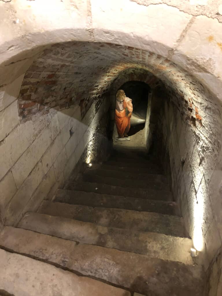 underground tunnel shows a photo of leonardo da vinci 