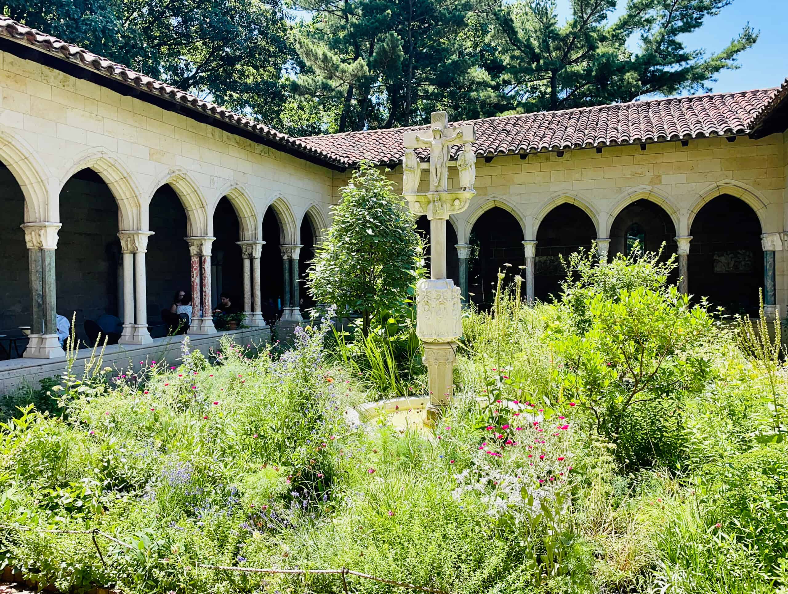 The Met Cloisers Museum - Garden View and Statue