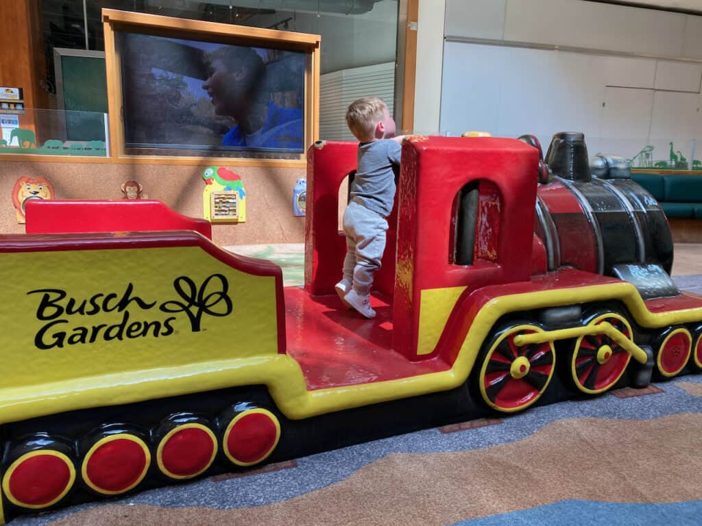 International Plaza mall playground has fun things for toddlers and children.   