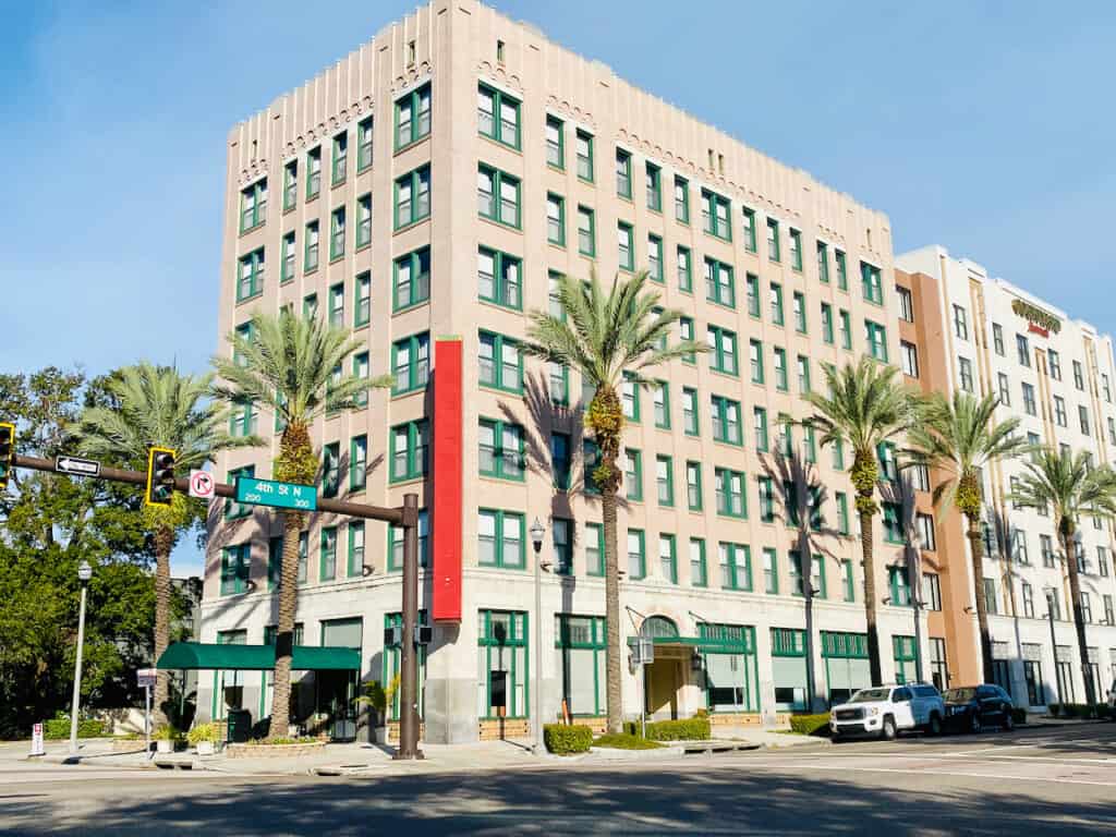 The Courtyard Marriott Downtown St Pete Exterior Photo with palm trees around it.