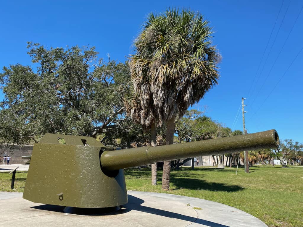 Fort De Soto Park showing an old cannon